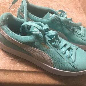 NWOT Tiffany blue pumas